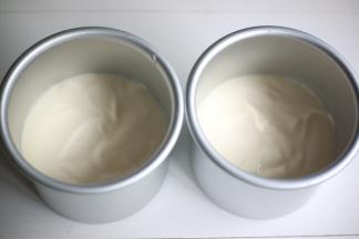 倒入两个四寸模具中，也可以直接放入一个六寸模具中