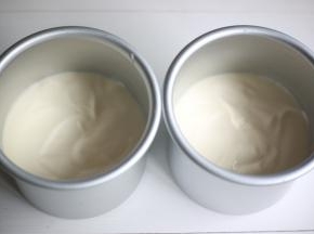 倒入两个四寸模具中，也可以直接放入一个六寸模具中