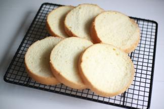 然后脱模切成均匀的三片，每一片一厘米厚