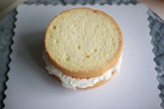 盖上第二片蛋糕片，重复之前一样的步骤