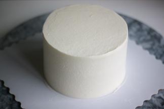 再取出来，用八成发的淡奶油抹第二层，抹平，继续放冰箱冷藏