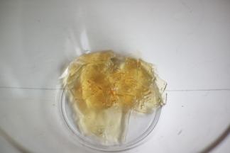 接下来准备淡奶油淋面，吉利丁片泡软