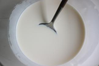把融化的吉利丁片倒入淡奶油中