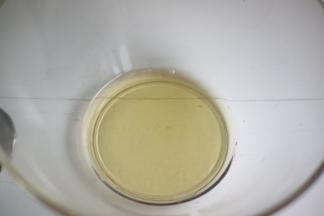 放入微波炉加热至融化