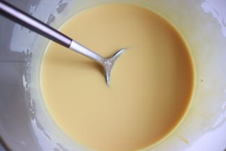 加入你需要的颜色，搅拌至质地稍许浓稠