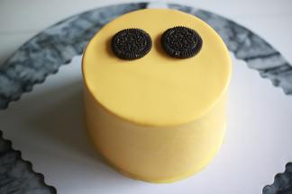 用两个小奥利奥做眼睛