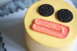 裱花袋剪开小口画出小鸡的嘴巴