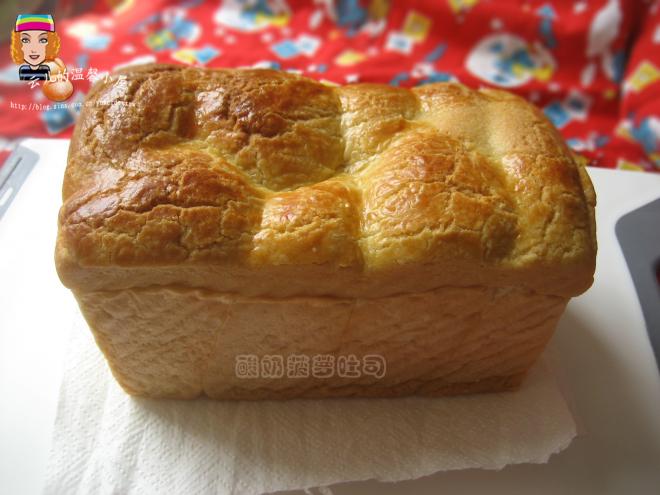 【酸奶菠萝吐司】：酸奶充当保湿剂，面包软到可以练瑜珈！