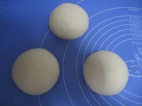 发酵完的面团排气温后，分成三等份，分别滚圆，罩上保鲜膜松驰15分钟；