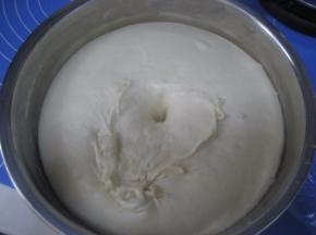 揉好的面团收入容器中，罩上保鲜膜放温暖处发酵至两倍大；