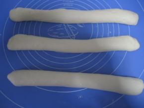 松弛后的面团分别整形成长约30cm长条形；