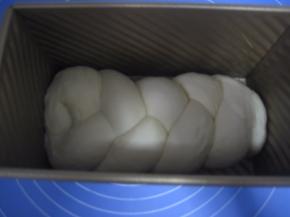 将编好的面团放入吐司模中，轻轻压平，套入保鲜袋，放温暖处进行发酵；