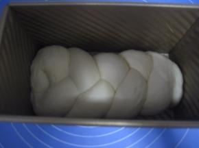 将编好的面团放入吐司模中，轻轻压平，套入保鲜袋，放温暖处进行发酵；