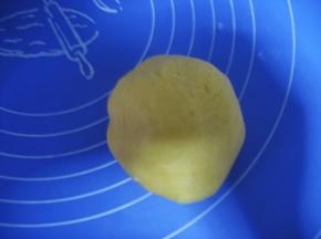 制作菠萝皮：黄油室温下软化，分别加入糖粉及全蛋搅拌均匀，再加入低筋面粉及奶粉，用橡皮刮刀拌成光滑的面团，套上保鲜袋放冰箱冷藏20分钟。