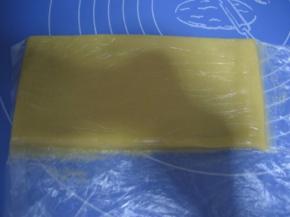 制作菠萝皮：取出将面团擀成与吐司模长、宽相等的尺寸。再放冰箱冷藏备用；