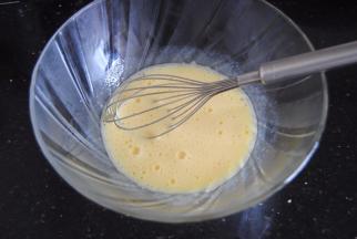 加入牛奶和玉米油拌匀