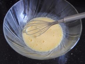加入牛奶和玉米油拌匀