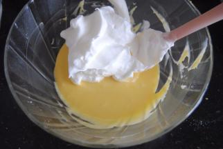 取1/3的蛋白加入蛋黄糊内，翻拌均匀