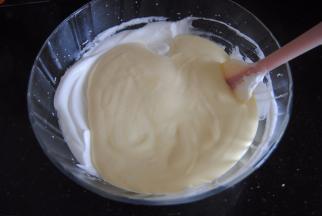 倒回到剩余的蛋白内，翻拌均匀