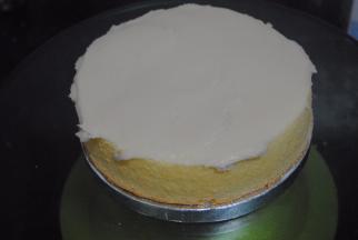 蛋糕胚一份为二，去适量的白豆沙抹在中间做夹心，还可放入水果蜜豆