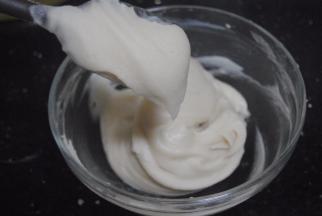 白豆沙加入牛奶拌匀至顺滑并可以造型的状态，如图