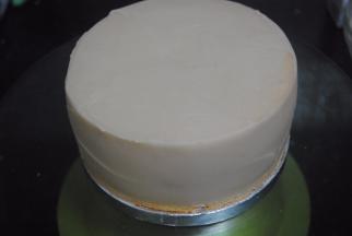 盖上另一片后用白豆沙抹面，这个不是不需要很光滑