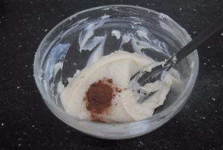 取适量的白豆沙加入可可粉和牛奶调成咖啡色