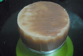 用小抹刀由下往上的抹出竖纹备用