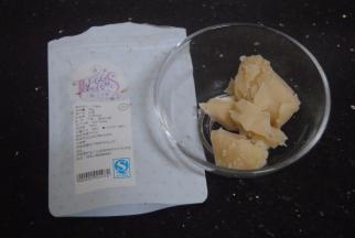 芒果粉加入到白豆沙里面（蔓越莓粉一样做法）