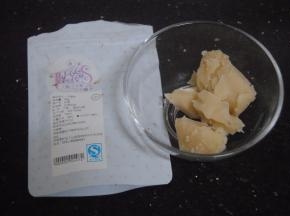 芒果粉加入到白豆沙里面（蔓越莓粉一样做法）