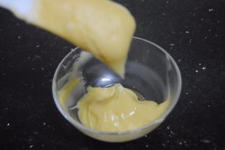 加入适量牛奶调匀到可裱花状态