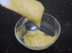 加入适量牛奶调匀到可裱花状态