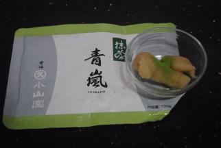 白豆沙加入抹茶粉进行调色