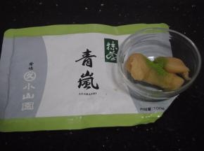 白豆沙加入抹茶粉进行调色