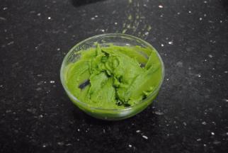 加入适量牛奶，调匀至裱花状态