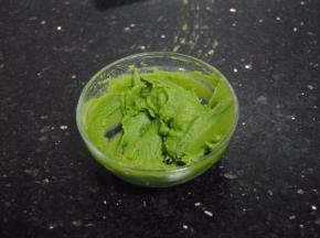 加入适量牛奶，调匀至裱花状态