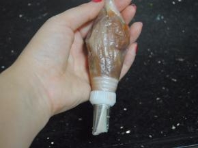 放入裱花袋内，用玫瑰嘴，开始裱357玫瑰