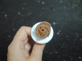 先裱三瓣花瓣裹住花心，，再裱出5片花瓣