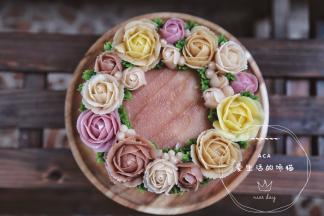 全部裱好后装饰在蛋糕胚上，注意颜色搭配，用抹茶豆沙挤出叶子装饰