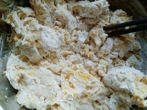 用筷子搅成絮状，再揉成面团，盖上盖子发酵。(天气热室温发酵就可以。)