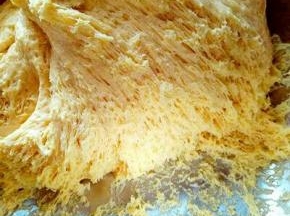 发酵好的面团全部是蜂窝眼，大约发酵了两小时，面团是原来的两倍大即可。