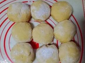 发酵好的面团揉圆，揉光，搓成长条，再分等份的小面团，每个约60g。