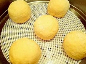 做好的南瓜豆沙包放入蒸锅中，间隔一点距离，蒸屉垫上蒸垫防粘。
醒发20分钟，冷水入锅开蒸，大火烧开，上气后转中小火15分钟，关火闷5分钟。取出豆沙包。(千万不要关火后就打开盖子，闷几分钟后再打开)