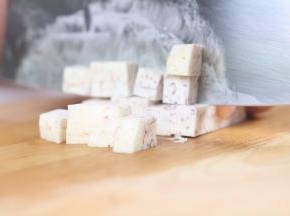 香芋去皮，切成小方块。