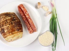 准备好食材：香芋、腊肠、大米、葱、蒜头。