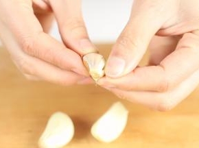 大蒜用刀背拍一下，去外衣。