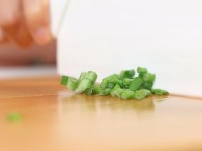 葱洗干净后切葱花。