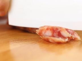腊肠清洗干净后切成片状。