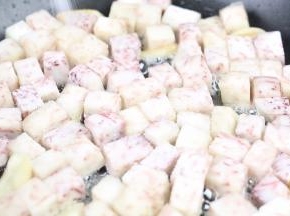 煎到香芋的表皮有点发硬，微微发黄，开始散发出香味时，加入适量的盐调味，就可以关火了。这里不用把香芋煎熟，因为等下还要放入电饭锅跟大米一起焖煮。