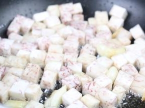 加入香芋，继续小火翻炒。